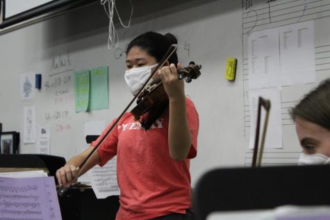 Leading the orchestra, Jinyoung Jeong plays through her solo piece. Jeong plans to play the Mendelssohn violin concerto in 3 minor at the Seinor Solo concert on Feb. 24