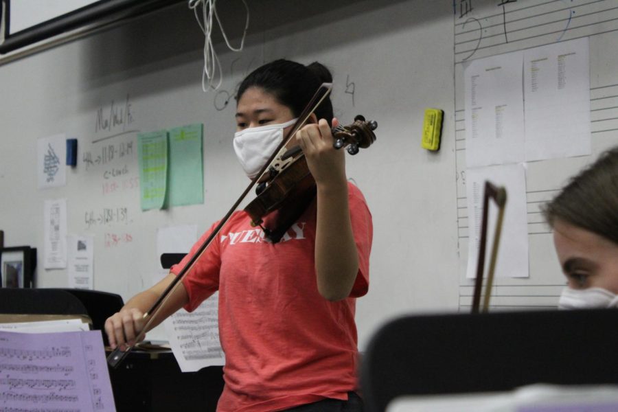 Leading+the+orchestra%2C+Jinyoung+Jeong+plays+through+her+solo+piece.+Jeong+plans+to+play+the+Mendelssohn+violin+concerto+in+3+minor+at+the+Seinor+Solo+concert+on+Feb.+24