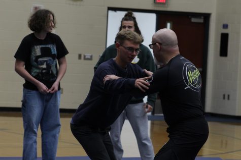On Tuesday, Nov 15, SGE hosted a self-defense mini class, courtesy of instructor, Mike Mahaffey. [Self-defense] is knowing enough to protect yourself in situations, or to prevent yourself from getting into situations, co-president Alex Arnold (12) said. And knowing enough to get yourself out of them