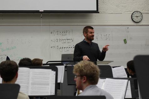 Band teacher David Larzelere conducts students during 2nd hour concert band on Mar. 13. Photo by Joelle King  